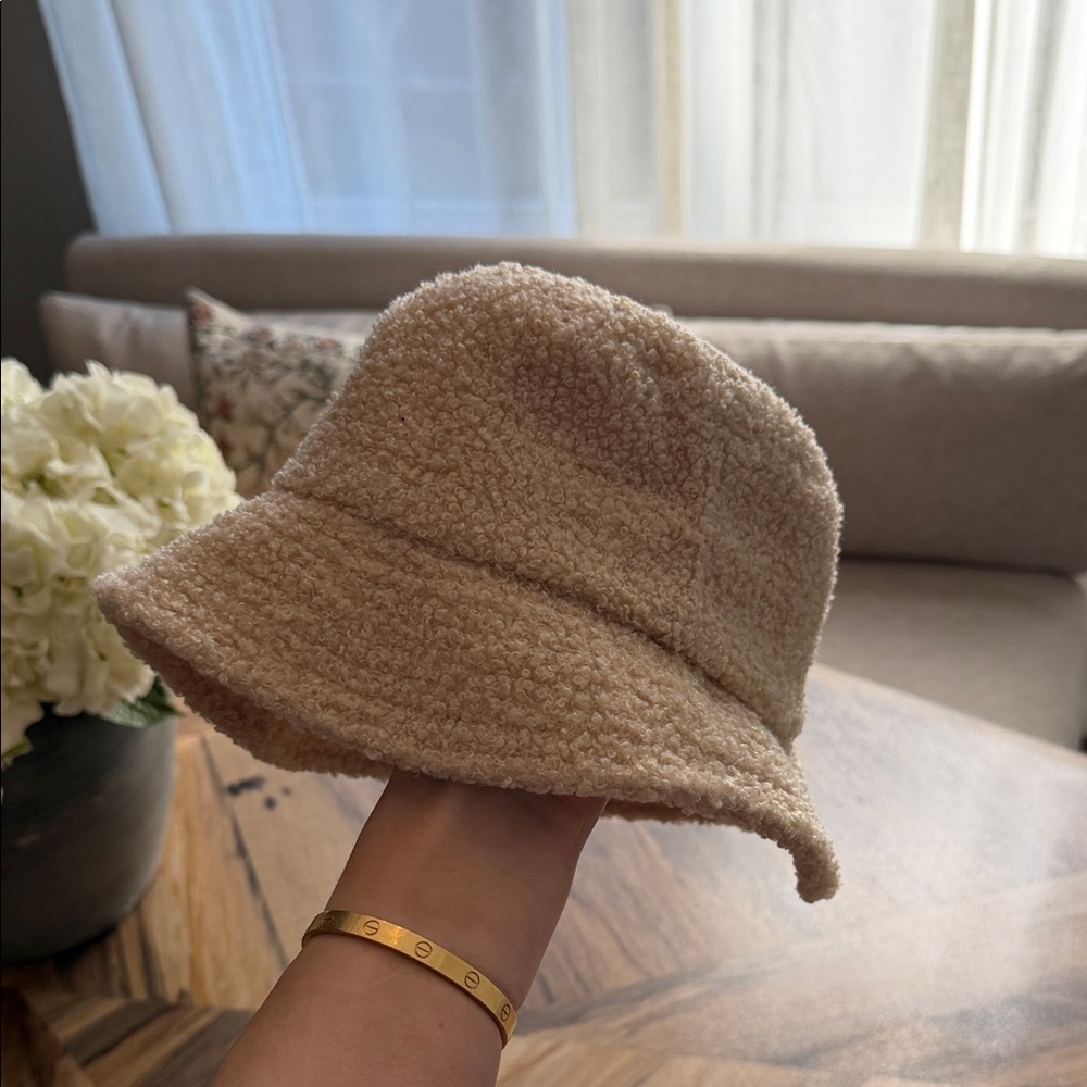 Urban Outfitters - bucket hat